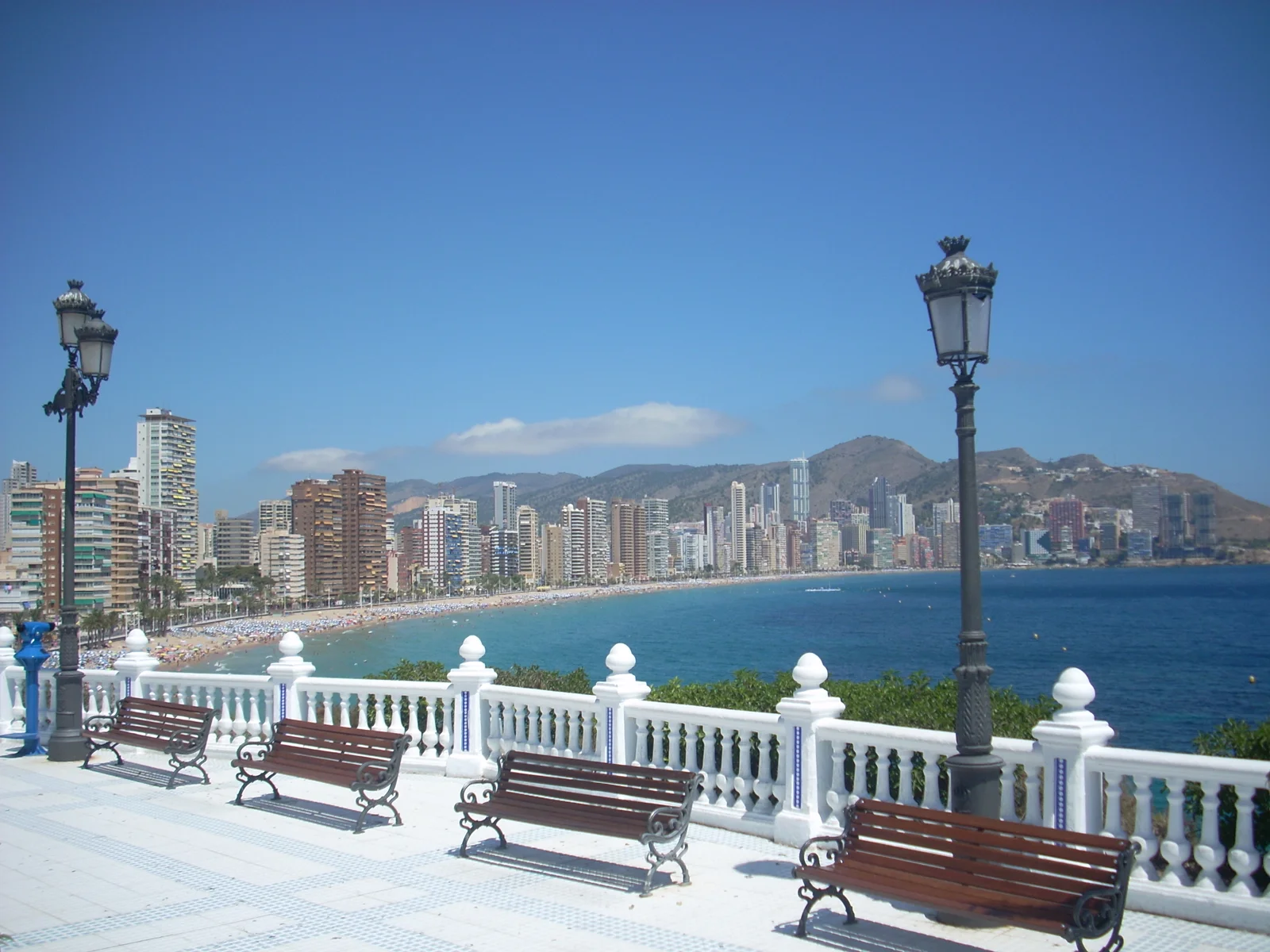 Vista de la playa de Levante y el paseo del Balcón del Mediterráneo, en Benidorm